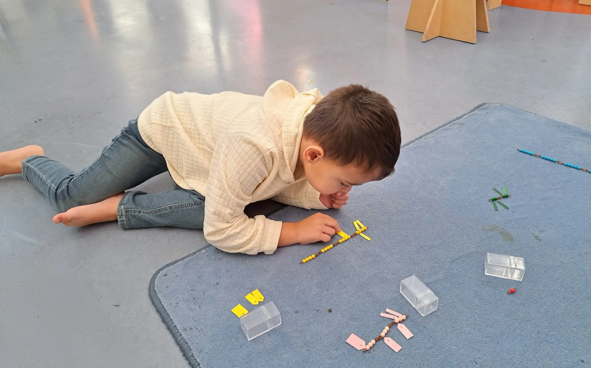 Kind ontdekt montessorimateriaal